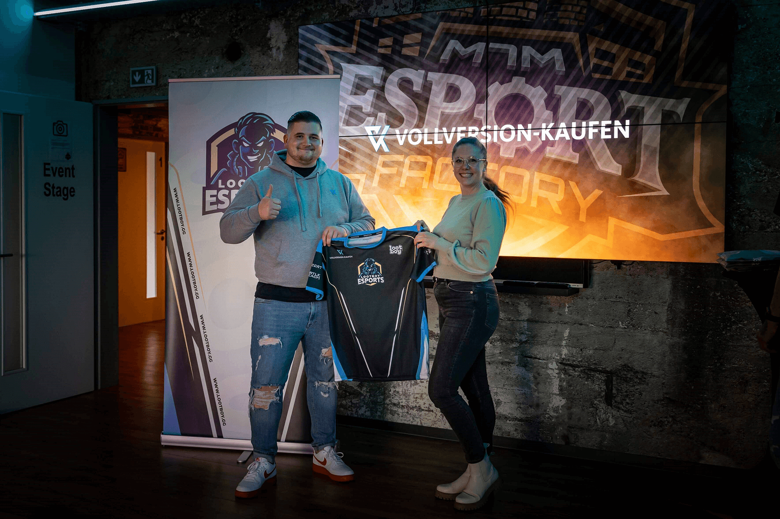 Trikot&uuml;bergabe beim LootBoy eSports Fortnite-Turnier